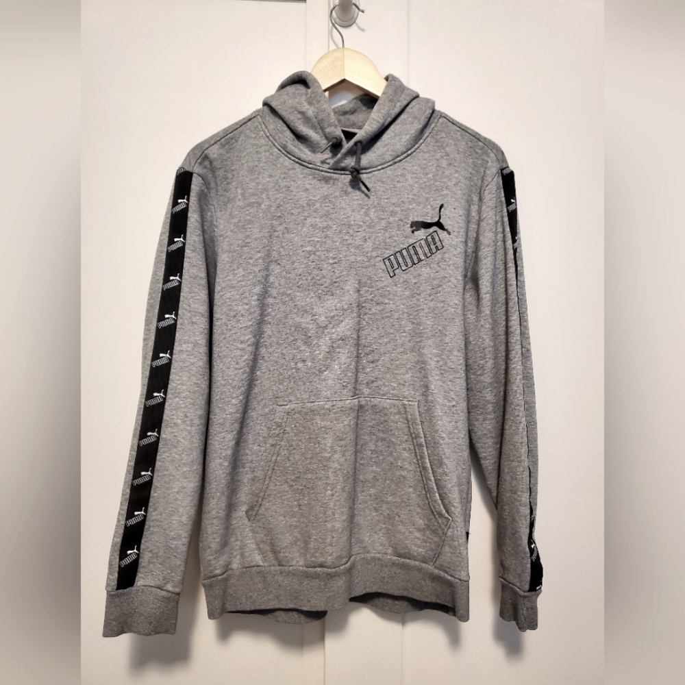 Size Medium Women's Puma kangaroo sweatshirt